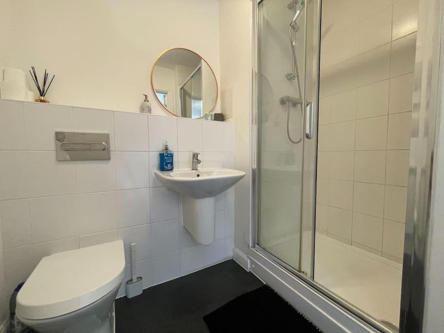 Stylish Station Apartment In Rochester With Free Parking Wainscot Eksteriør billede