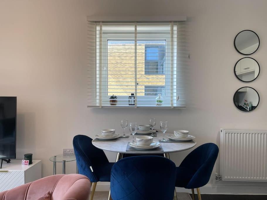 Stylish Station Apartment In Rochester With Free Parking Wainscot Eksteriør billede