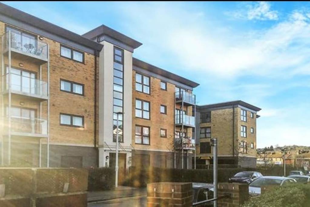 Stylish Station Apartment In Rochester With Free Parking Wainscot Eksteriør billede