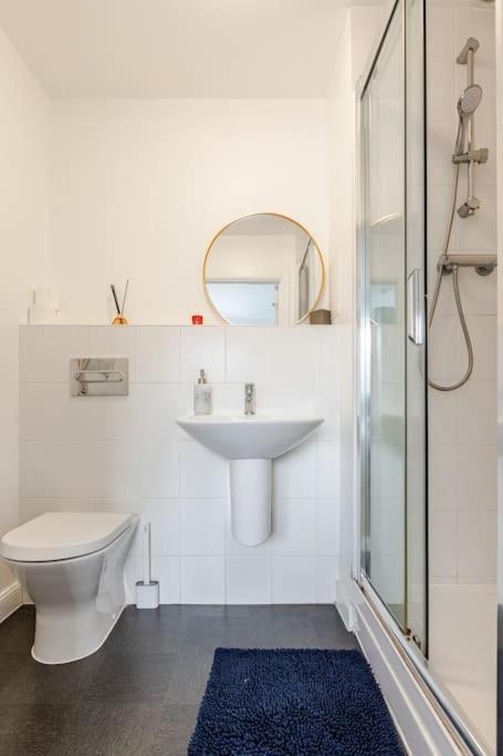 Stylish Station Apartment In Rochester With Free Parking Wainscot Eksteriør billede